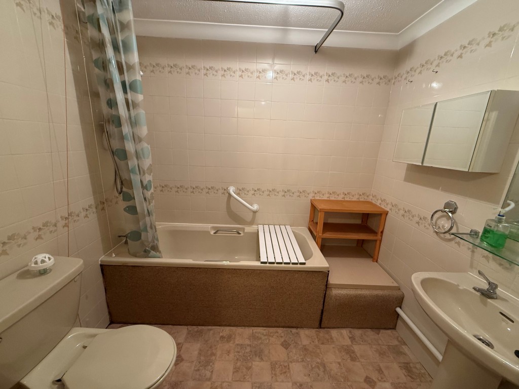 Lot: 73 - ONE-BEDROOM RETIREMENT FLAT - Three suite tiled bathroom with electric shower attachment